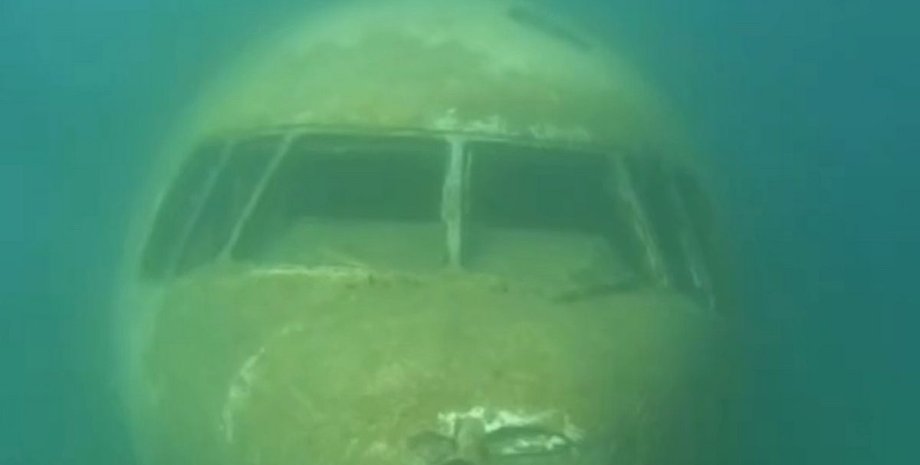 Затонувший самолет