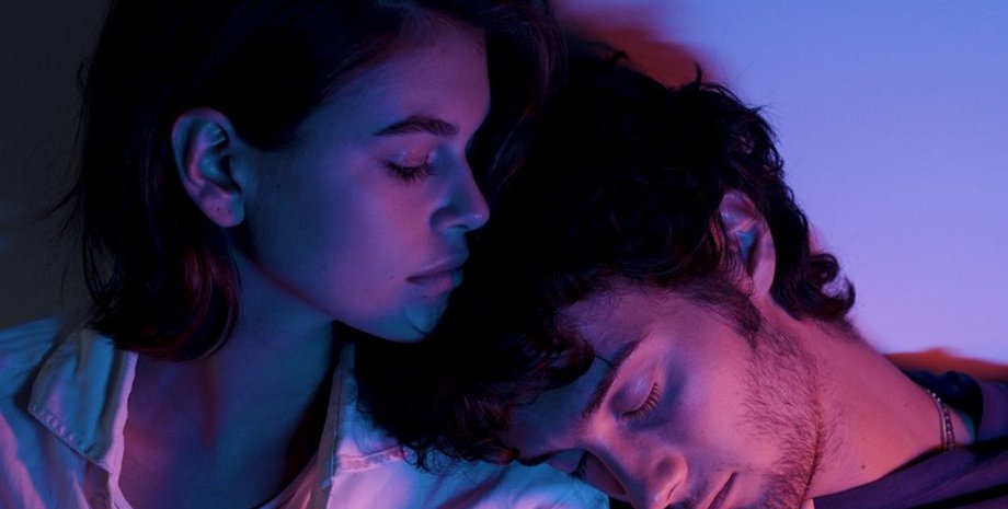 Кадр из клипа "Burnout"