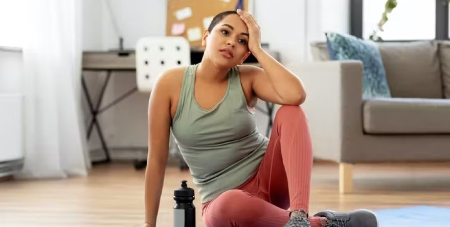 уставшая девушка занимается спортом спорт, тренировки дома, девушка, усталость