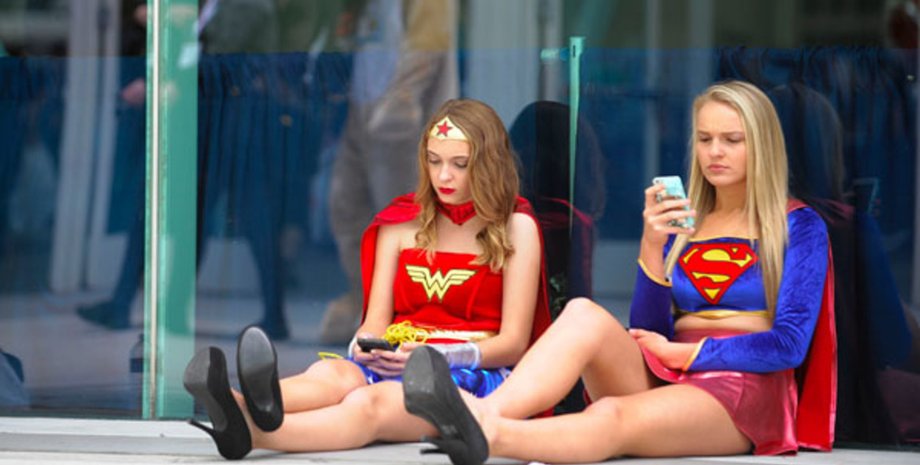 Участницы праздника Дня комиксов в костюмах супергероинь DC