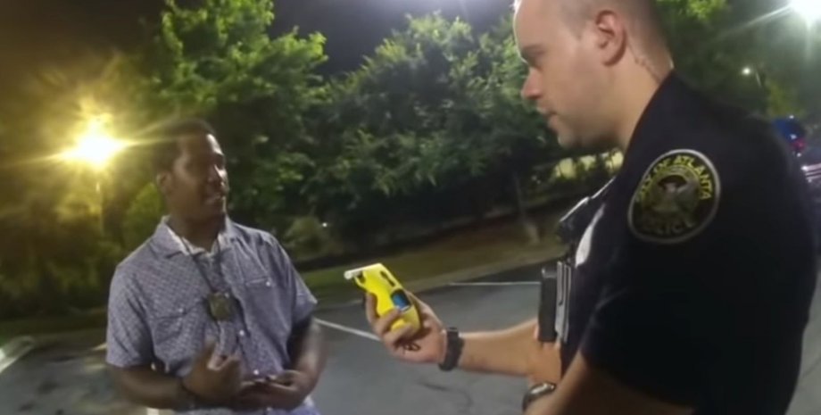 Брукс проходит тест на алкоголь / Скриншот