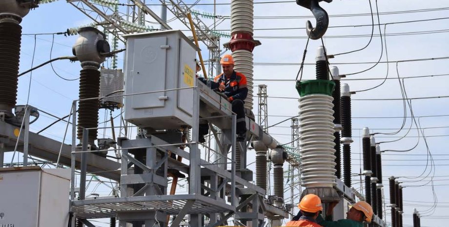 Ремонт энергосистемы, энергетическая инфраструктура, отключения света, война в Украине, фото