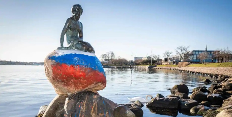 Статуя Русалочки в Копенгагені, русалочка в данії, статуя русалочки, російський прапор, вандали розмалювали статую Русалочки у кольори прапора РФ