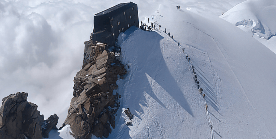 Готель на горі, Margherita Hut, гора Пунта Гніфетті, вершина гори, хатина на вершині гори, підйом на гору, альпіністи