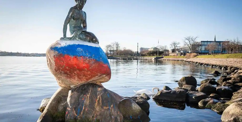 Статуя Русалочки в Копенгагене, русалочка в дании, статуя русалочки, российский флаг, вандалы разрисовали статую Русалочки в цвета флага РФ