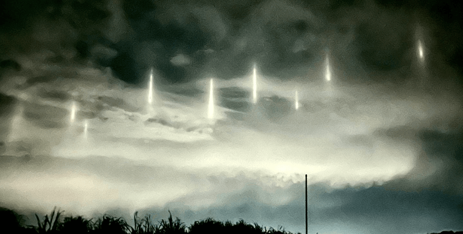 Лучи света в небе, девять столбов света, ночное небо, НЛО, пришельцы, необычное явление, прибрежный поселок, яркий свет