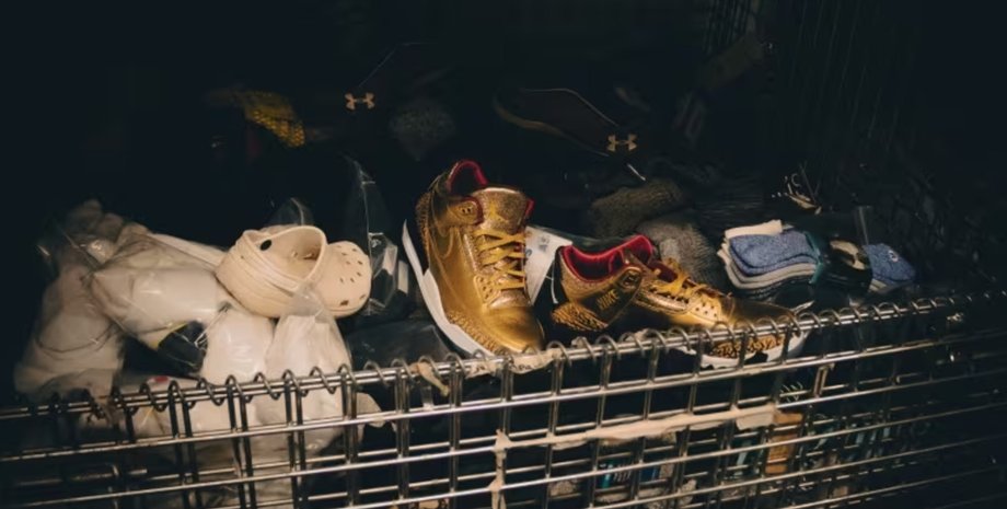 Рідкісна пара кросівок, кросівки, взуття, зробили на замовлення, дороге взуття, аукціон, притулок, знайшли в притулку, Nike