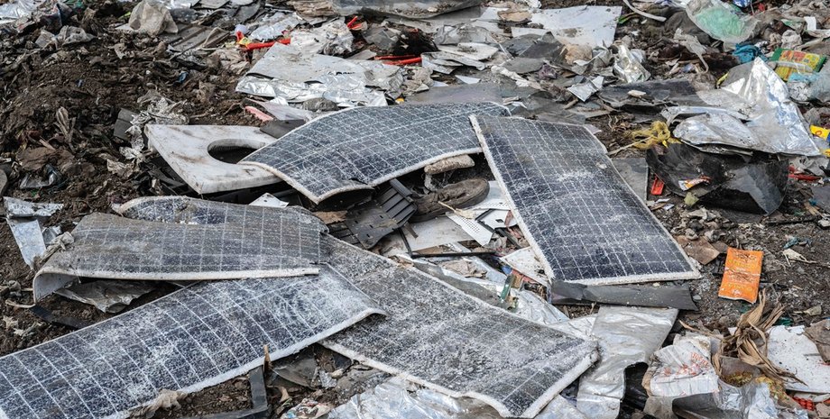 сонячні панелі на звалищі