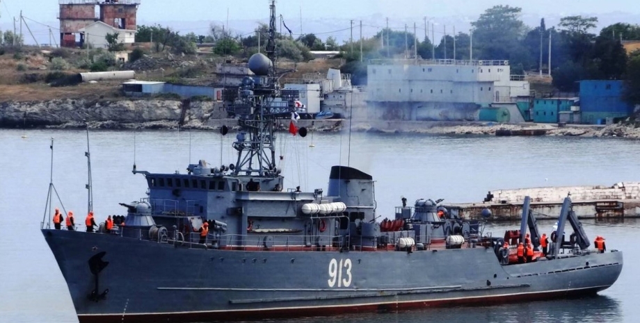 Імовірно, російський корабель був підбитий під час нічної атаки по військових об...