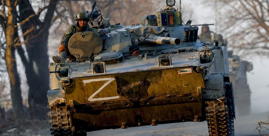 Российские оккупанты на бронированной технике