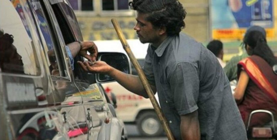 Мужчина просит милостыню, Самый богатый попрошайка,  миллионер, на улице, обеспечил семью, продолжает просить деньги