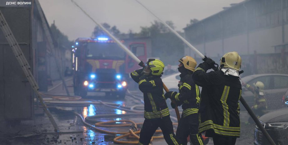 Спасатели тушат пожар после атаки на Луцк 9 июля