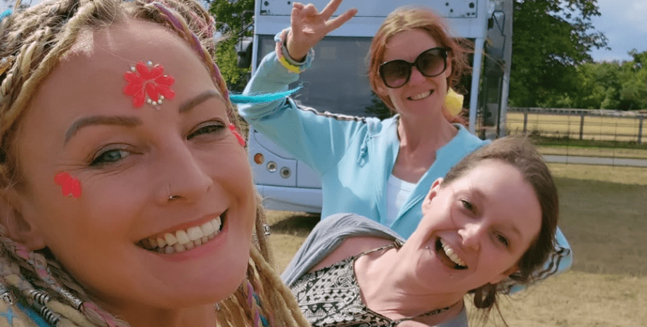 Линдзи живет в автобусе Линдзи устроилась в автобусе