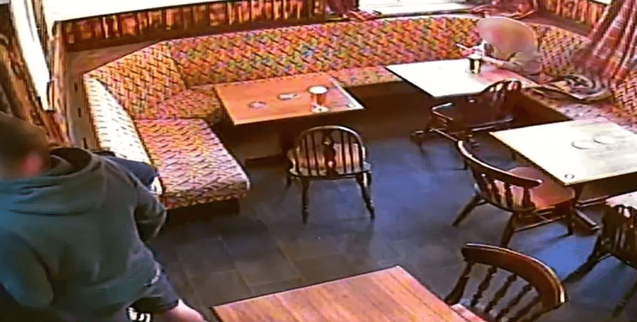 Призрак в баре, бар с призраками, призрачный бар, паб, британский паб, призрак подростка, упал стакан, толкнул стакан,