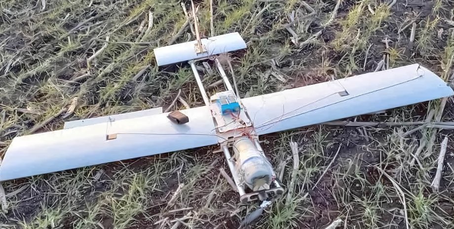 Un pequeño avión ruso no tripulado con explosivos está hecho de los materiales m...