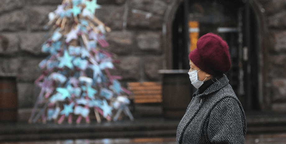 женщина в маске, улица, новогодняя елка