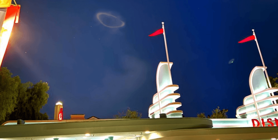 Черное дымовое кольцо, парящее в ночном небе над входом в Диснейленд в Анахайме, Калифорния