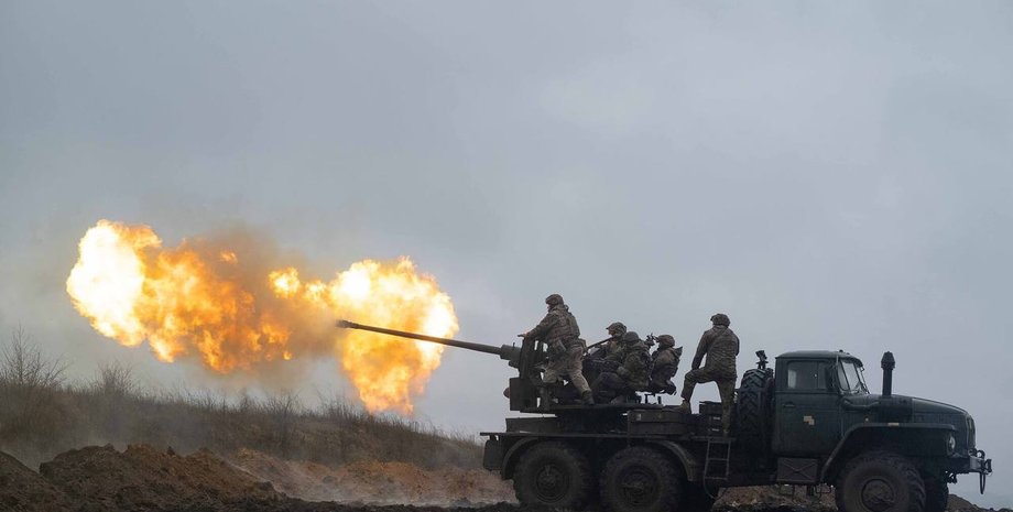 ЗСУ, атака, солдати, солдати на війні, армія України, сили оборони, кадри війни, постріл, залп, артилерія,