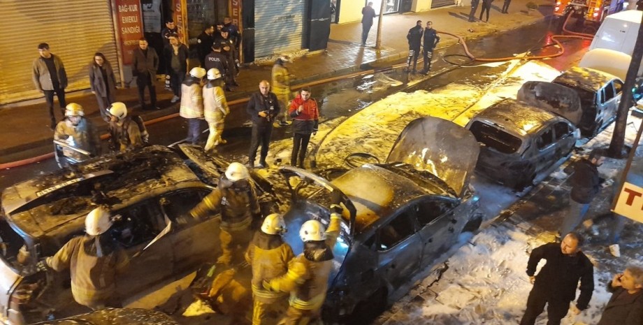 теракт у Туреччині, вибух у стамбулі, у стамбулі згоріли п'ять машин