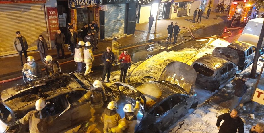 теракт в турции, взрыв в стамбуле, в стамубле сгорели пять машин