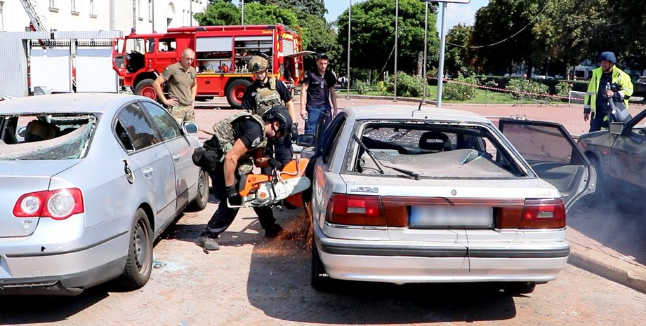 ракетний удар по Чернігову, розбиті автівки, робота ДСНС
