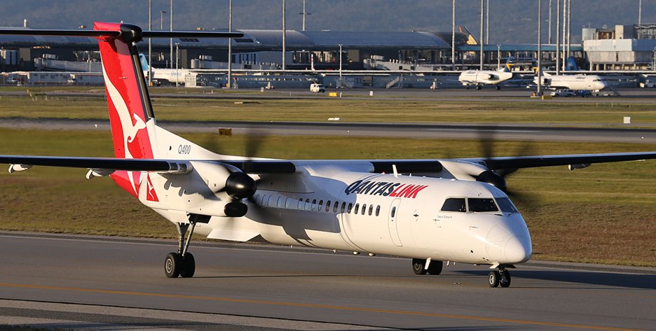 Рейс QantasLink, самолет, пассажирка, пропустила свой рейс, женщина бежала за самолетом, пыталась догнать самолет, кричала на пилота