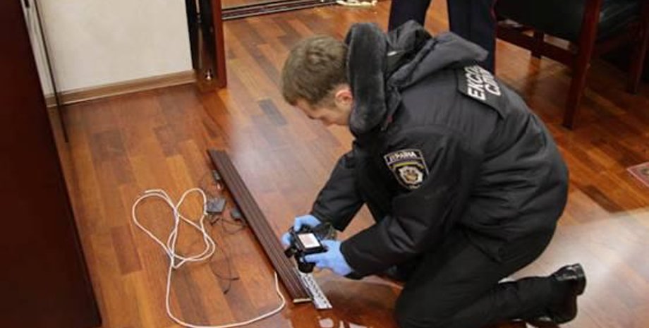 Обнаружение "жучка" в кабинете замминистра МВД / Фото: Украинские Новости