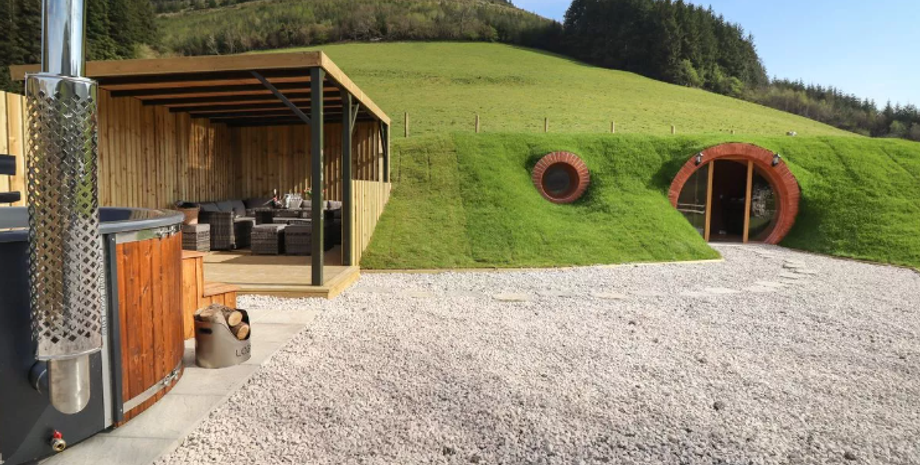 Будинок у пагорбі, оренда незвичного житла, де сховатися від спеки, нерухомість, хатина з фільму Володар перснів, фото