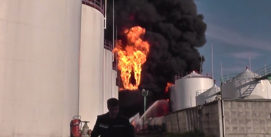 Пожар нефтебазы "БРСМ" / Фото кадр из видео Youtube