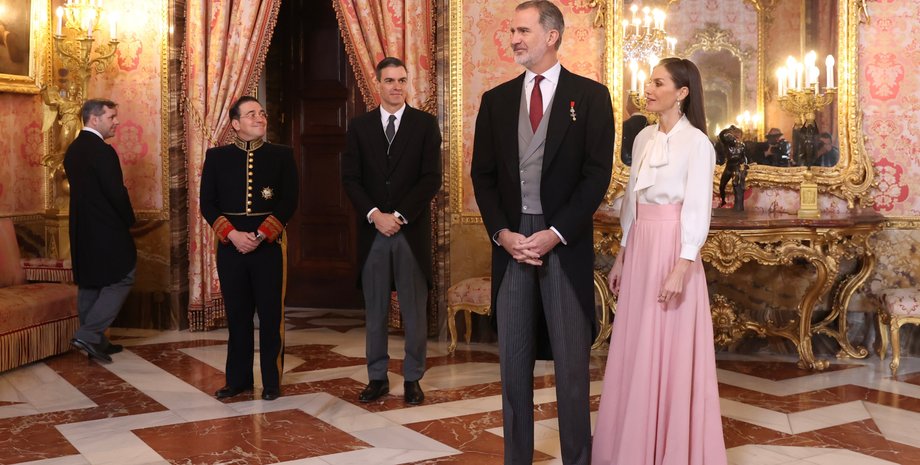 Король Филипп, рукопожатие, иранский посол, посол не пожал руку, королева Летиция