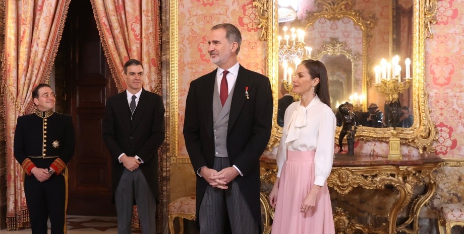 Король Филипп, рукопожатие, иранский посол, посол не пожал руку, королева Летиция