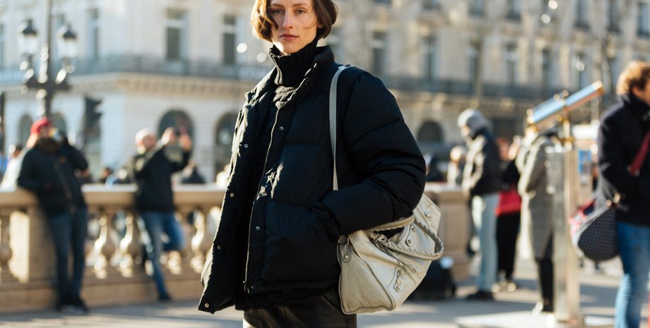 модель с сумкой Balenciaga Motorcycle