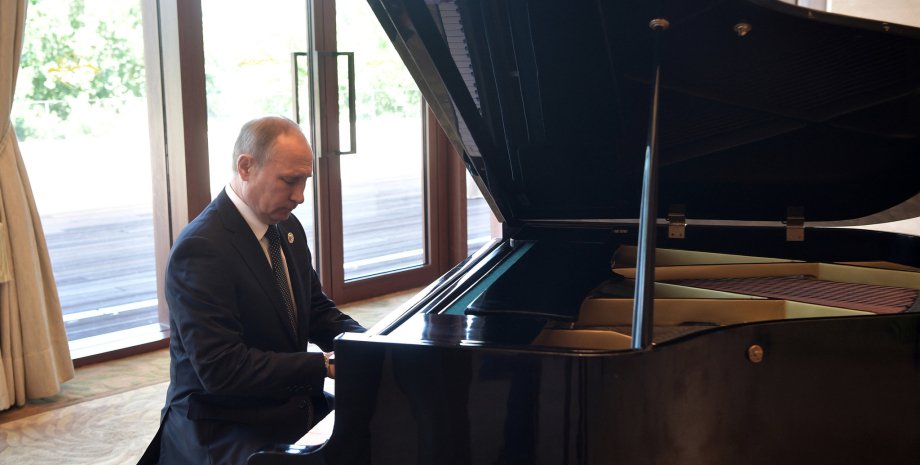 Путин за клавишными