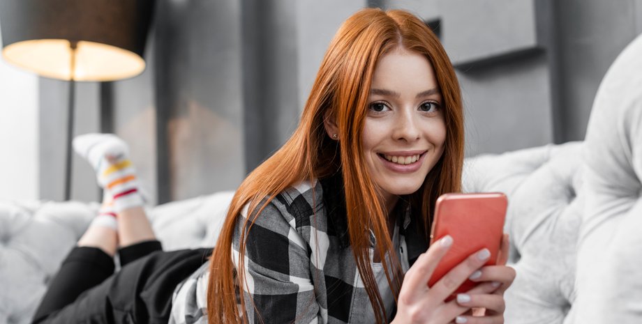 дівчина з телефоном