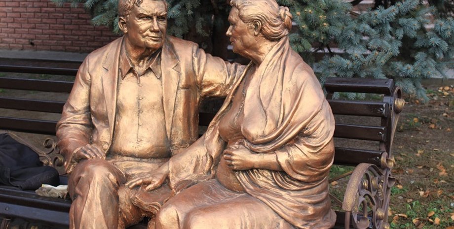 памятник родителям, запорожье, вандалы, скульптура