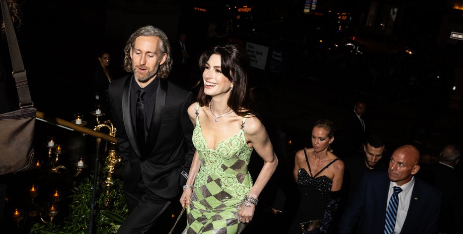 Энн Хэтэуэй и Адам Шульман, муж Энн Хэтэуэй, шоу Дрю Бэрримор, Дьявол носит Ргаԁа, Уильям Шекспир