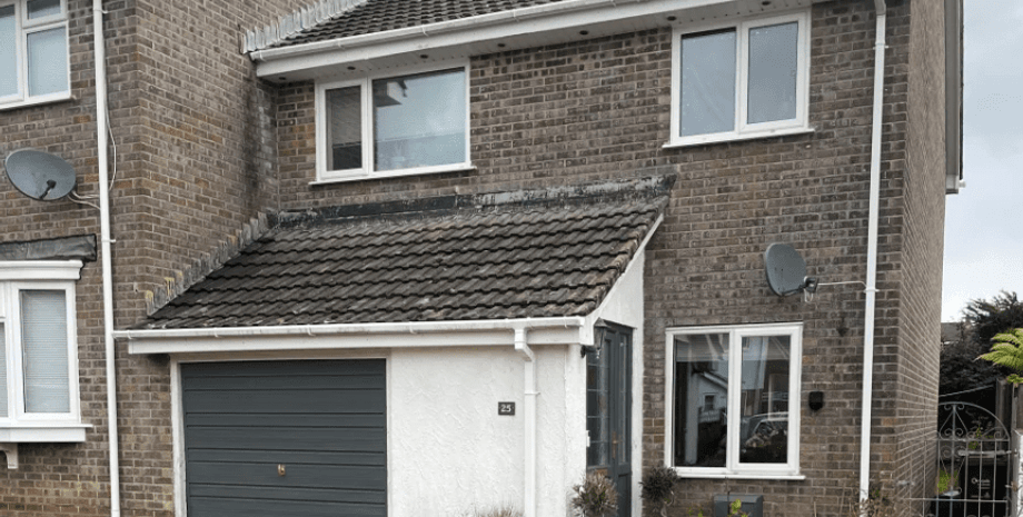 Женщина сдает свой дом в аренду путешественникам