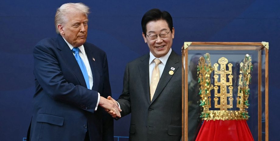 дональд трамп корона дональду трампу подарували в південній Кореї золоту корону