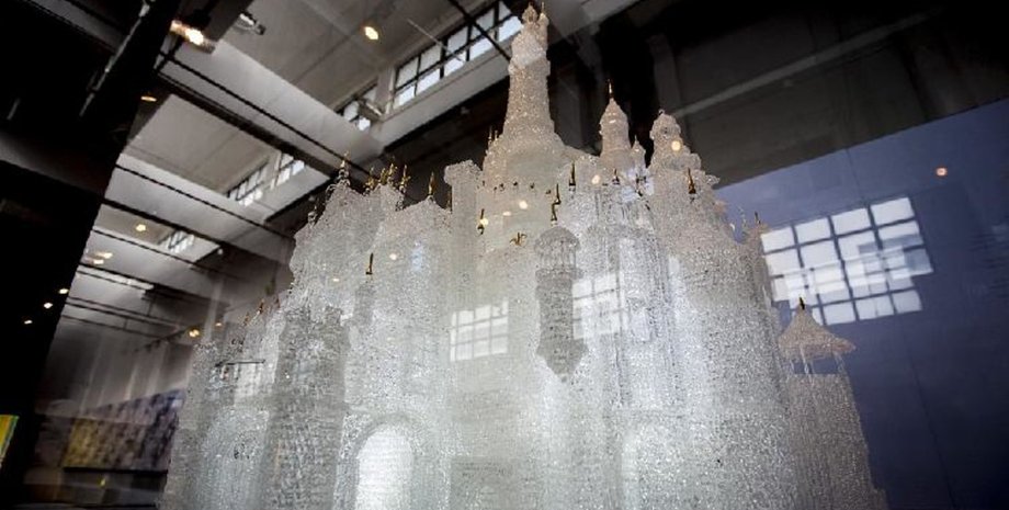 Стеклянная скульптура, замок Дисней, замок Золушки, играли в догонялки, дети бегали по музею, разбили скульптуру, стеклянный замок