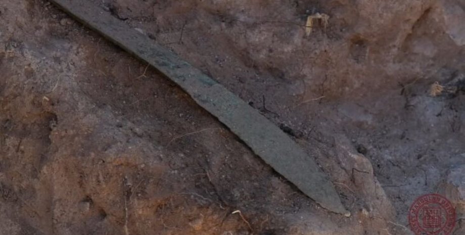 археологи обнаружили бронзовый нож