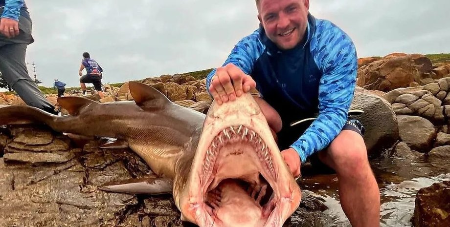 Чоловік показав наслідки нападу 140-кілограмової акули, хижачка вдала, що мертва, й атакувала його
