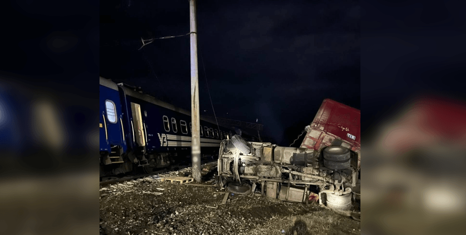 Вантажівка врізалась в пасажирський поїзд