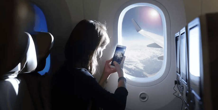 Авіарежим у літаку, навіщо вмикати авіарежим, телефон у польоті, чи заважає телефон пілотам, пілот, TikTok, перешкоди від телефону, пасажирка, жінка з телефоном