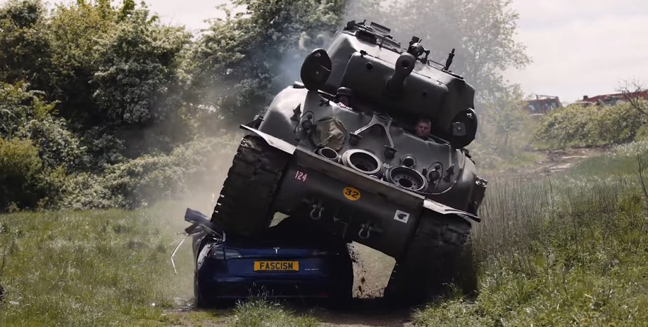 танк давит авто, электромобиль Tesla, M4 Sherman, Tesla Model 3, Илон Маск