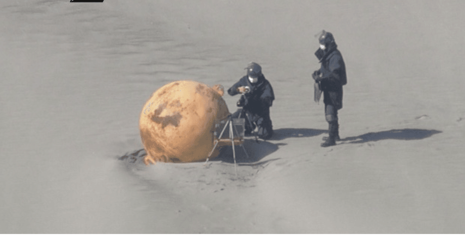 металева куля, японія, пляж