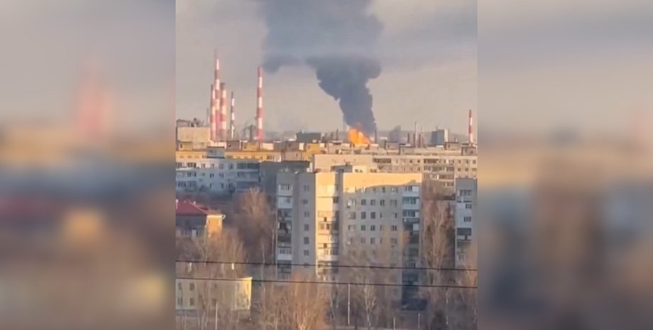 стовп диму під час пожежі на НПЗ в Уфі 2 квітня після удару дронів