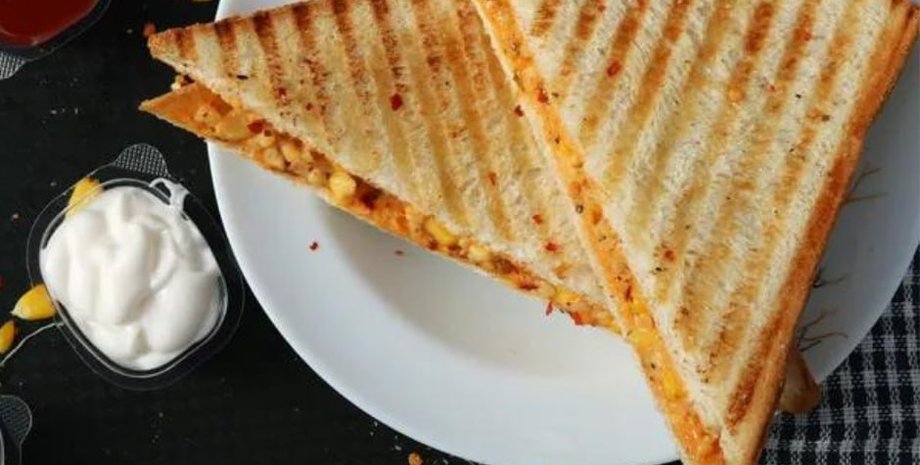 тосты с сыром и кукурузой, рецепт перекуса, быстрый перекус