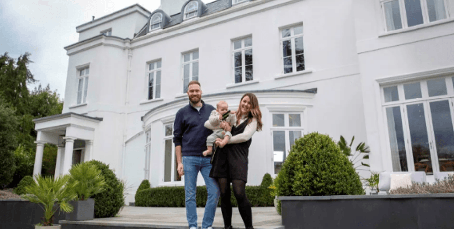 дом семья, особняк, роскошный дом, семейная пара, семья с ребенком