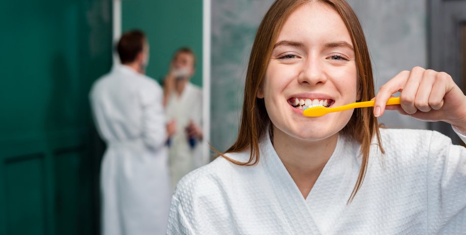 Жінка чистила зуби і помітила на нитці мініатюрну цифру "8", яка викликала суперечки серед користувачів соцмереж