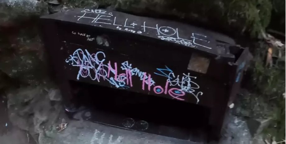 Вузький вхід у печеру "Hell Hole" в Каліфорнії, що веде в підземний прохід